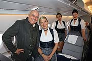Dr. Axel Munz von Trachten Angermaier mit der Lufthansa Trachtencrew in Dirndln von Angermaier (&copy;Foto: Martin Schmitz)